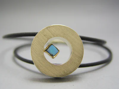 Anheng i gultgull med rå opal